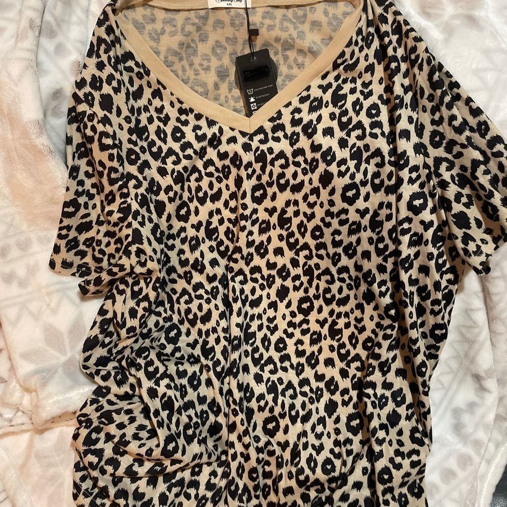 Leopard Print Top• Short Sleeve Tee